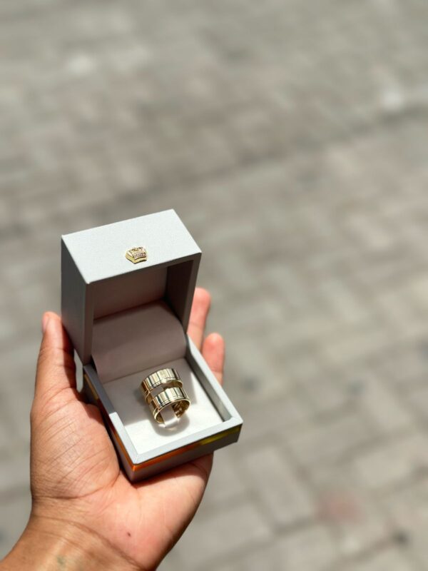 Par de alianças em ouro 18k - 14g detalhadas - Image 2